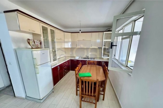 Tirane, jepet me qera apartament 2+1+Aneks+Ballkon Kati 5, 95 m² 400 € (kompleksi Malazjan, perballe CasaItalia)