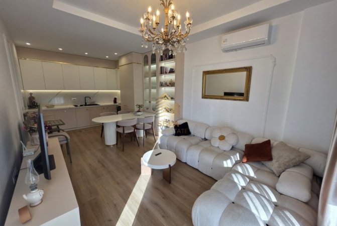 Tirane, jepet me qera apartament 1+1+Ballkon Kati 6, 60 m² 750 € (Rruga Xhanfize Keko)