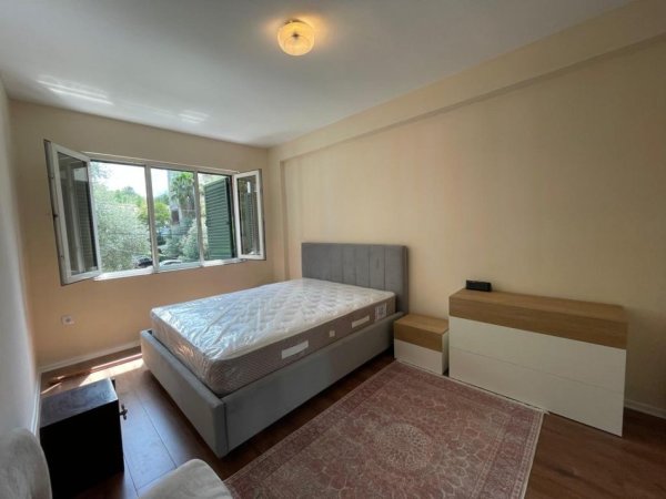 Tirane, jepet me qera apartament 3+1 Kati 2, 115 m² 1.000 € (GARDA)
