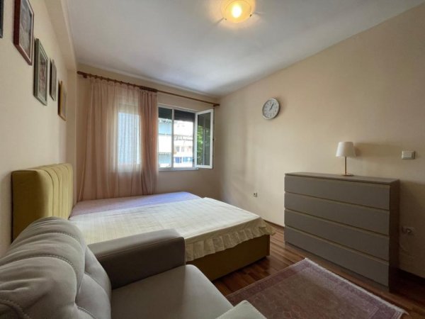 Tirane, jepet me qera apartament 3+1 Kati 2, 115 m² 1.000 € (GARDA)