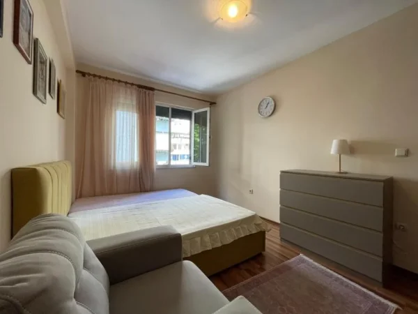 Tirane, jepet me qera apartament 3+1 Kati 2, 115 m² 1.000 € (GARDA)