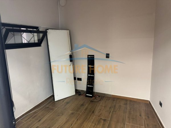 Tirane, jepet me qera ambjent biznesi Kati 0, 60 m² 700 € 