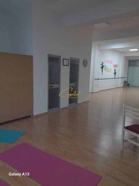 Tirane, jepet me qera ambjent biznesi Kati 0, 110 m² 600 € (YZBERISHT)