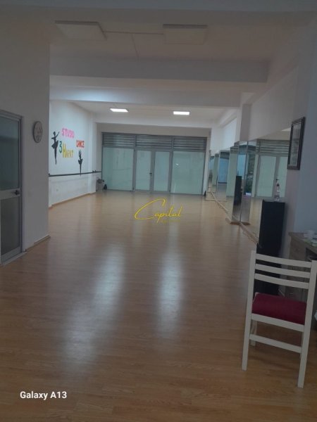Tirane, jepet me qera ambjent biznesi Kati 0, 110 m² 600 € (YZBERISHT)