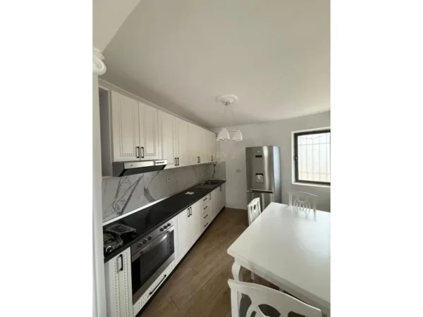 Tirane, jepet me qera apartament 2+1 Kati 4, 85 m² 650 € (VASIL SHANTO)