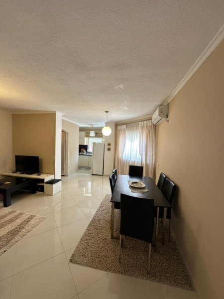 Tirane, jepet me qera apartament 3+1+Ballkon Kati 2, 135 m² 900 € (Rruga e Kavajes)