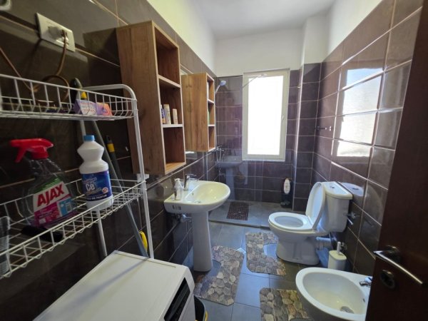 Tirane, jepet me qera apartament 2+1+Ballkon Kati 3, 90 m² 600 € (Rruga Rrapo Hekali)