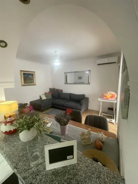 Tirane, jepet me qera apartament 1+1+Ballkon Kati 4, 60 m² 500 € (ISH RESTORANT DURRESI)