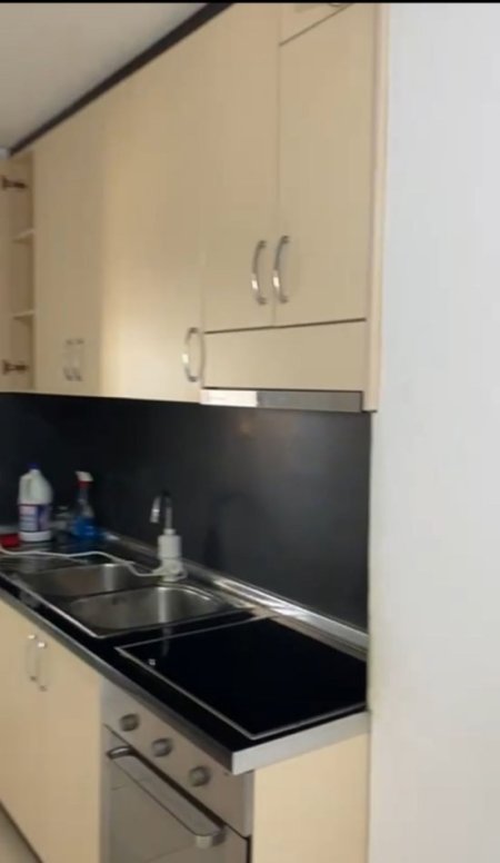 Tirane, jepet me qera apartament 1+1+Ballkon Kati 5, 55 m² 420 € (Laprake . prane kupoles)
