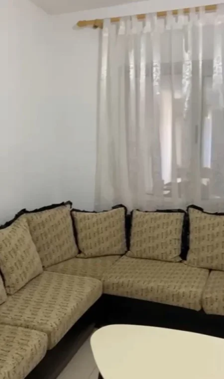 Tirane, jepet me qera apartament 1+1+Ballkon Kati 5, 55 m² 420 € (Laprake . prane kupoles)