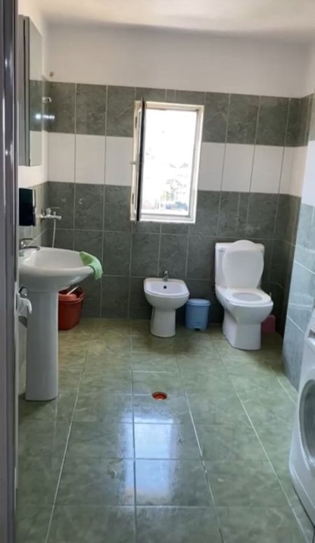 Tirane, jepet me qera apartament 1+1+Ballkon Kati 5, 55 m² 420 € (Laprake . prane kupoles)