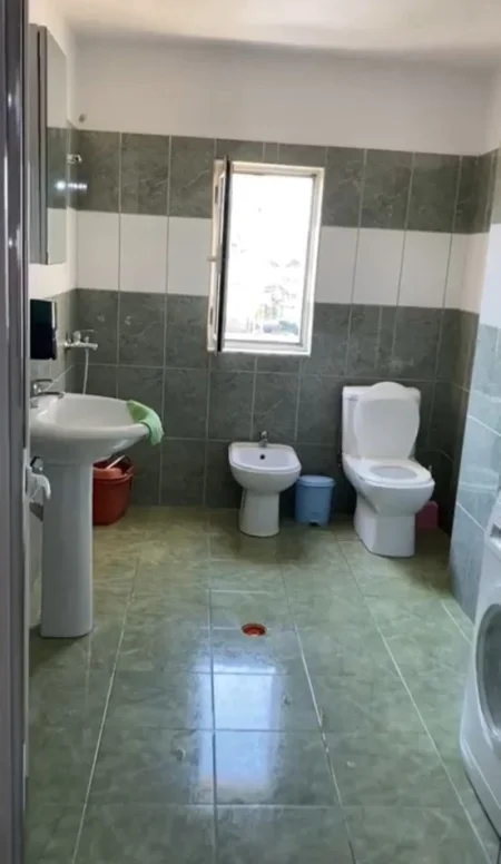 Tirane, jepet me qera apartament 1+1+Ballkon Kati 5, 55 m² 420 € (Laprake . prane kupoles)