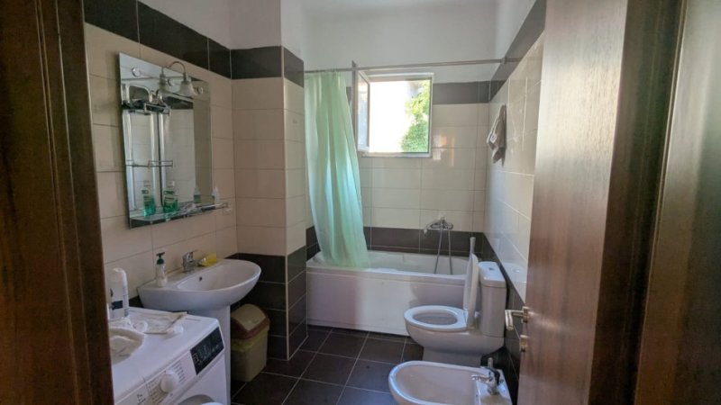 Tirane, jepet me qera shtepi 2+1+Ballkon Kati 2, 115 m² 350 € (kodra e priftit)