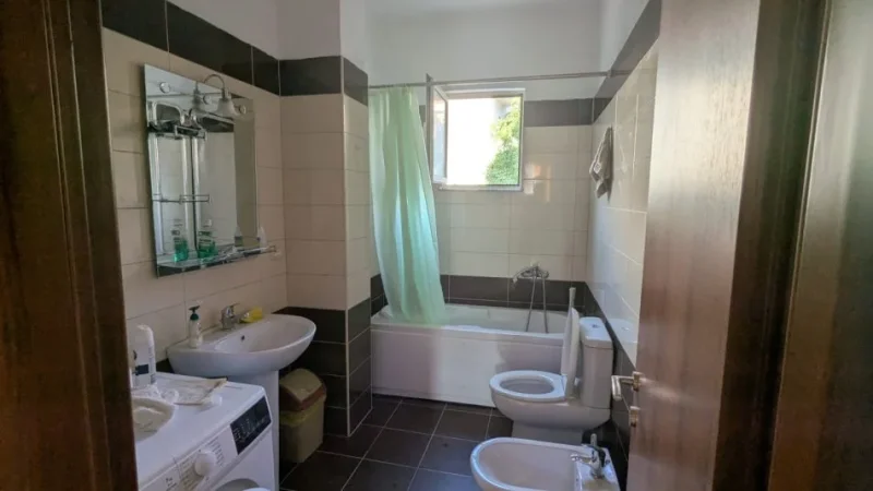 Tirane, jepet me qera shtepi 2+1+Ballkon Kati 2, 115 m² 350 € (kodra e priftit)