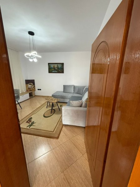 Tirane, jepet me qera apartament 2+1 , 120 m² 500 € 