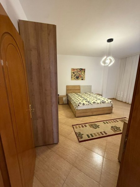 Tirane, jepet me qera apartament 2+1 , 120 m² 500 € 