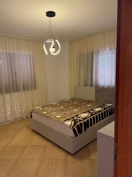 Tirane, jepet me qera apartament 2+1 , 120 m² 500 € 