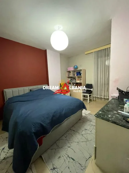 Tirane, jepet me qera apartament 2+1 , 100 m² 600 € (Yzberisht)