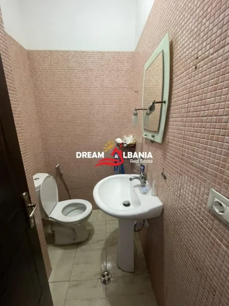 Tirane, jepet me qera apartament 2+1 , 100 m² 600 € (Yzberisht)