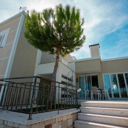 Tirane, shitet Vile 4+1+Ballkon Kati 1, 3.200 m² 1.500.000 € (Kashar)