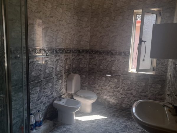 Tirane, jepet me qera apartament 2+1+Ballkon Kati 3, 95 m² 600 € (Komuna e parisit . prane kristal center)