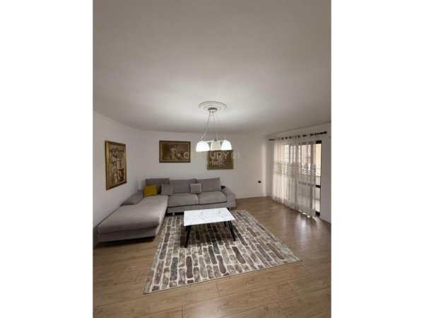 Tirane, jepet me qera apartament 2+1 Kati 4, 85 m² 85 € (Vasil Shanto)