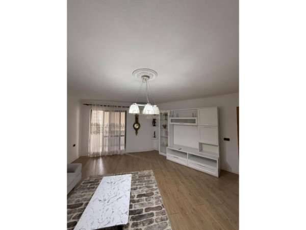 Tirane, jepet me qera apartament 2+1 Kati 4, 85 m² 85 € (Vasil Shanto)