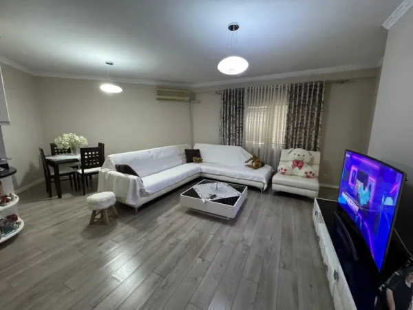 Tirane, shes apartament 2+1+Ballkon Kati 5, 104 m² 240.000 € (Stacioni i Trenit)