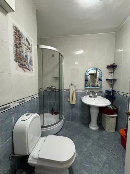 Tirane, shes apartament 2+1+Ballkon Kati 5, 104 m² 240.000 € (Stacioni i Trenit)