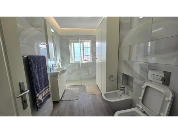 Tirane, jepet me qera apartament 2+1 Kati 16, 120 m² 1.200 € (9 -katshet)