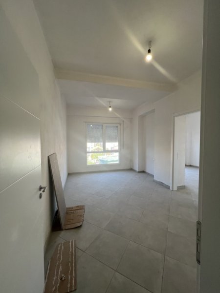 Tirane, jepet me qera apartament 3+1+Ballkon Kati 3, 122 m² 451 € (Ish malla)