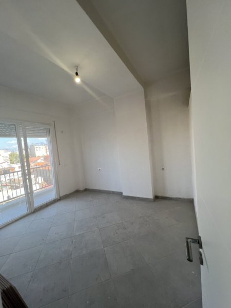 Tirane, jepet me qera apartament 3+1+Ballkon Kati 3, 122 m² 451 € (Ish malla)