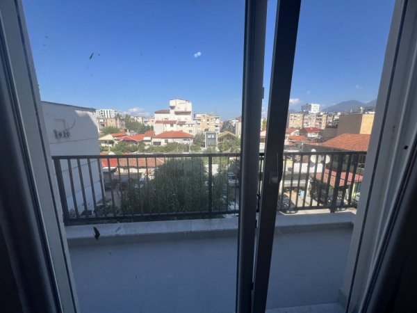Tirane, jepet me qera apartament 3+1+Ballkon Kati 3, 122 m² 451 € (Ish malla)