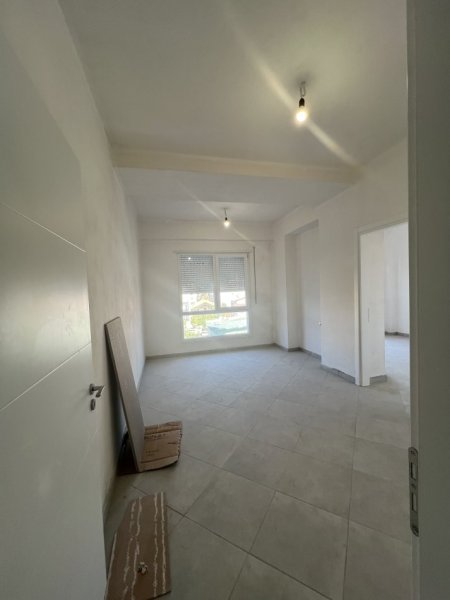 Tirane, jepet me qera apartament 3+1+Ballkon Kati 3, 122 m² 451 € (Ish malla)