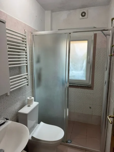 Tirane, jepet me qera apartament 1+1 Kati 1, 60 m² 550 € (myslym shyr , prane someg)