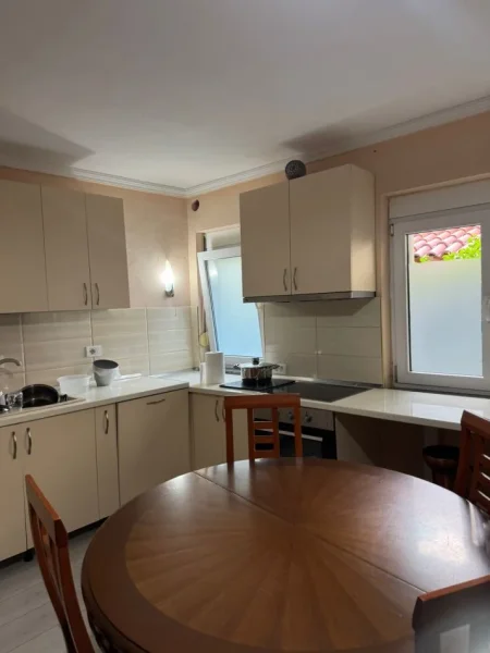 Tirane, jepet me qera apartament 1+1 Kati 1, 60 m² 550 € (myslym shyr , prane someg)
