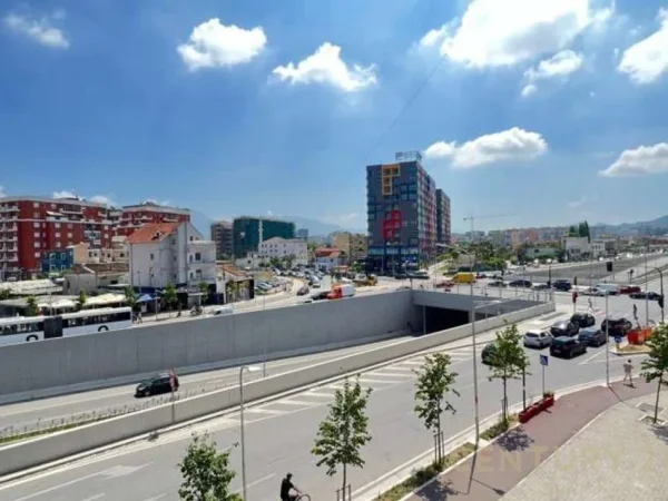 Tirane, jepet me qera ambjent biznesi Kati 0, 484 m² 3.600 € (Sheshi Shqiponja)