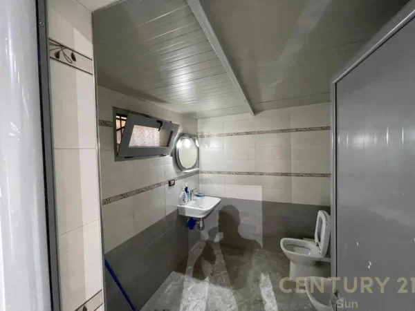 Tirane, jepet me qera ambjent biznesi Kati 0, 484 m² 3.600 € (Sheshi Shqiponja)