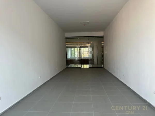 Tirane, jepet me qera ambjent biznesi Kati 1, 82 m² 1.200 € (Rr. e Kavajes)