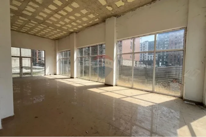 Tirane, jepet me qera dyqan , 113 m² 1.400 € (Jordan Misja, Bulevardi i Ri)