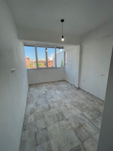 Tirane, jepet me qera ambjent biznesi Kati 0, 90 m² 900 € (Rruga 4 Deshmoret)