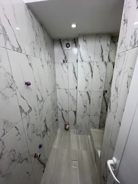 Tirane, jepet me qera ambjent biznesi Kati 0, 90 m² 700 E DISKUTUESHME (Rruga 4 Deshmoret)