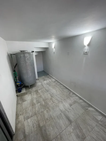 Tirane, jepet me qera ambjent biznesi Kati 0, 90 m² 700 E DISKUTUESHME (Rruga 4 Deshmoret)