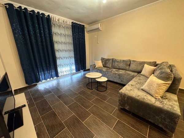 Tirane, jepet me qera apartament 2+1+Aneks+Ballkon Kati 4, 130 m² 450 € (yzberisht)