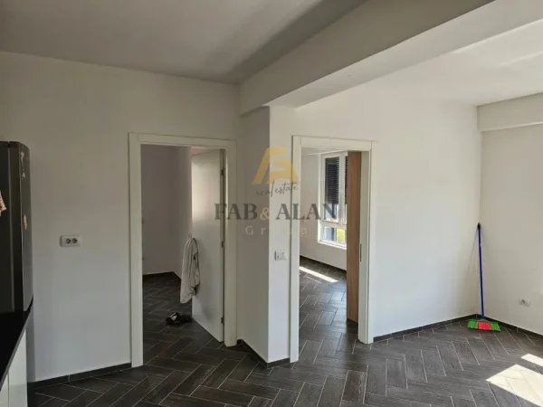 Tirane, jepet me qera zyre , 74 m² 1.000 € (Myslym Shyri)