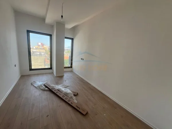 Tirane, shitet apartament 2+1+Ballkon Kati 5, 105 m² 292.600 € (Rruga e Barrikadave)