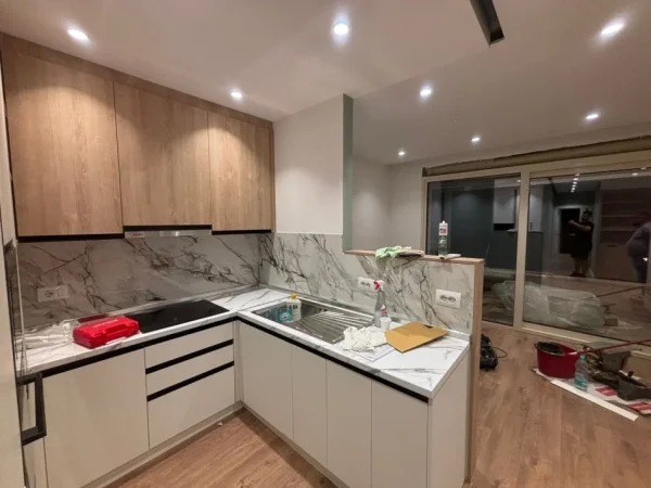 Tirane, jepet me qera apartament 2+1 Kati 2, 700 € (liqeni i thate)