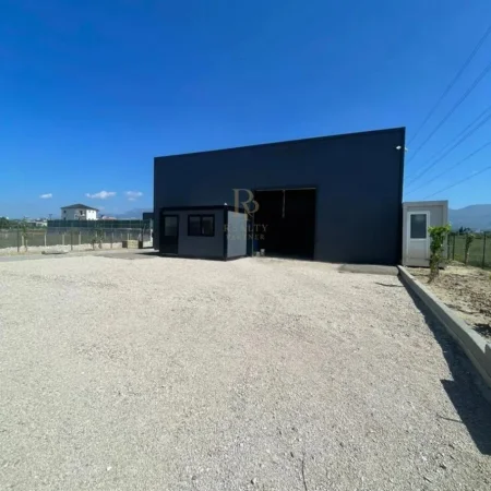 Tirane, jepet me qera ambjent biznesi Kati 0, 200 m² 800 € (valias)