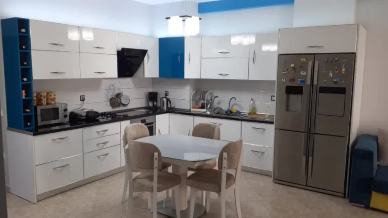 Tirane, jepet me qera apartament 3+1+Aneks+Ballkon Kati 4, 700 € (don bosko)