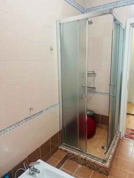 Tirane, jepet me qera apartament 2+1+Ballkon Kati 3, 85 m² 700 € (Rruga e Kosovareve)